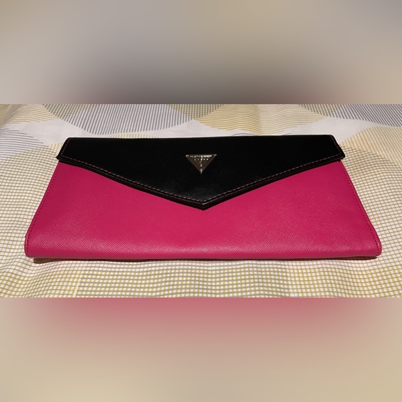 Guess Handbags - GUESS | Travel Clutch | NEW